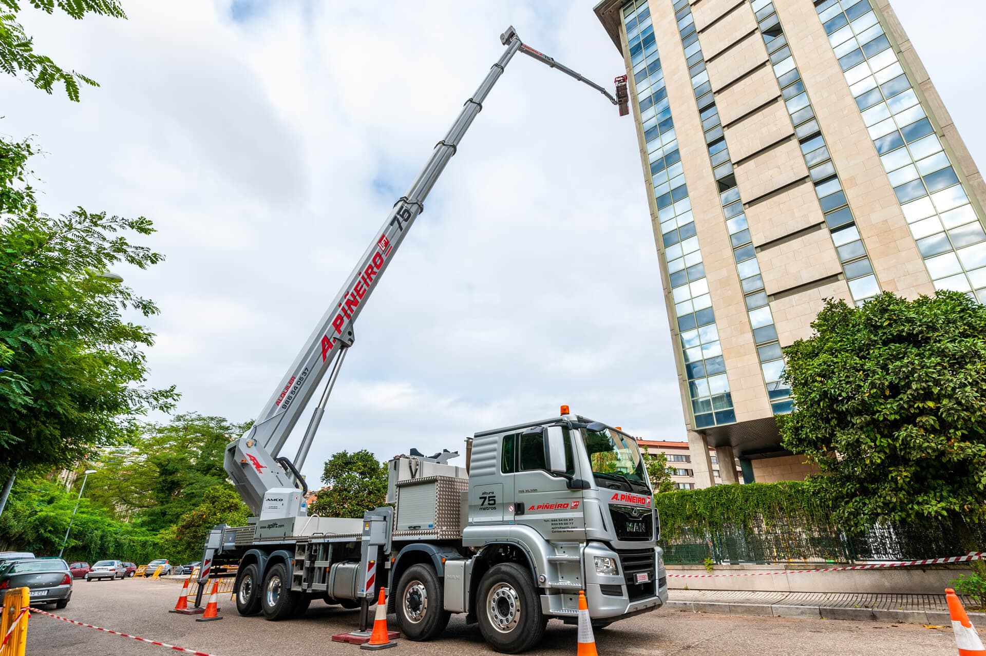 servicios de alquiler de plataformas elevadoras y de restauración de viviendas