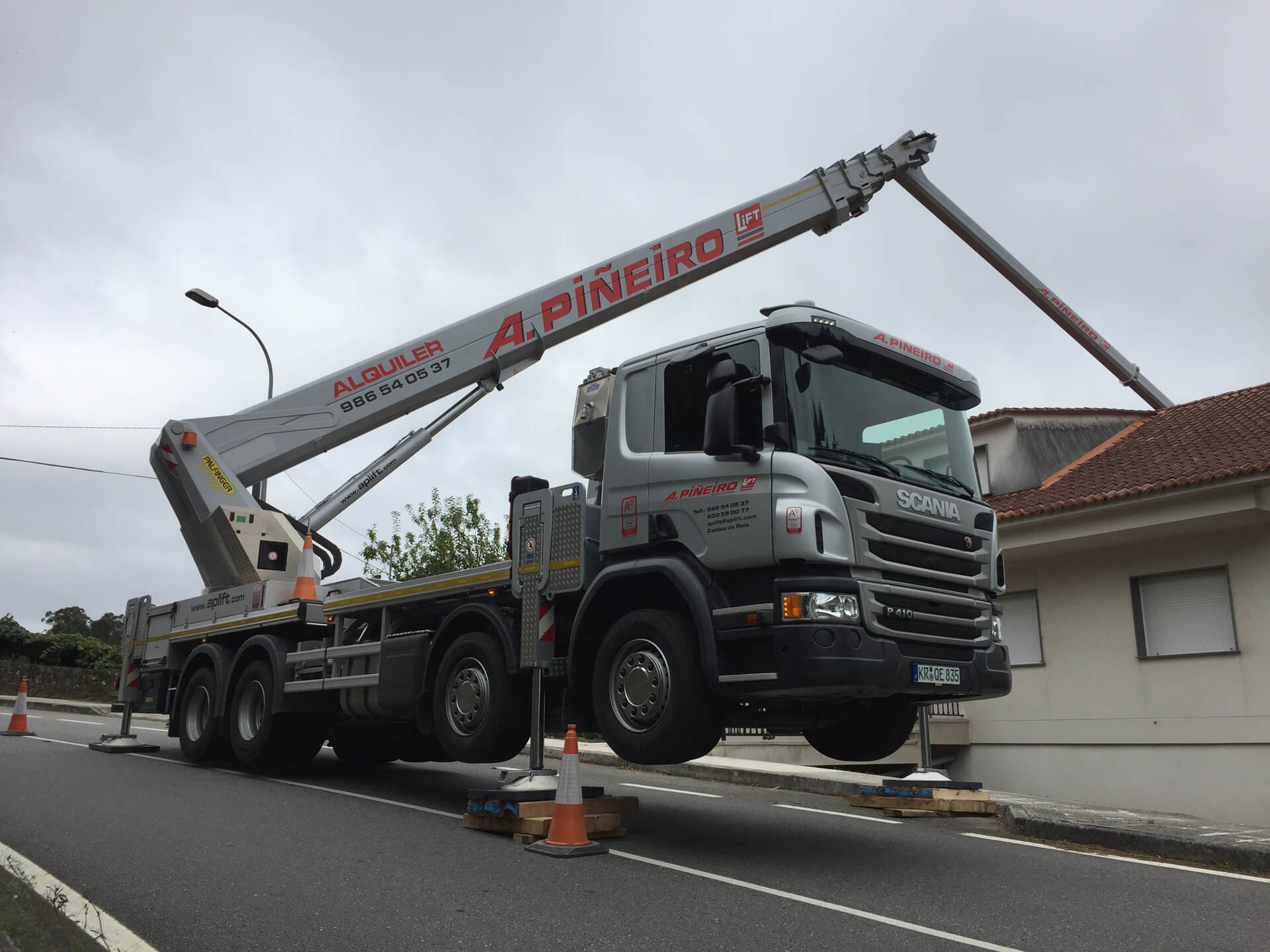 Expertos en alquiler de plataformas elevadoras sobre camión con conductor